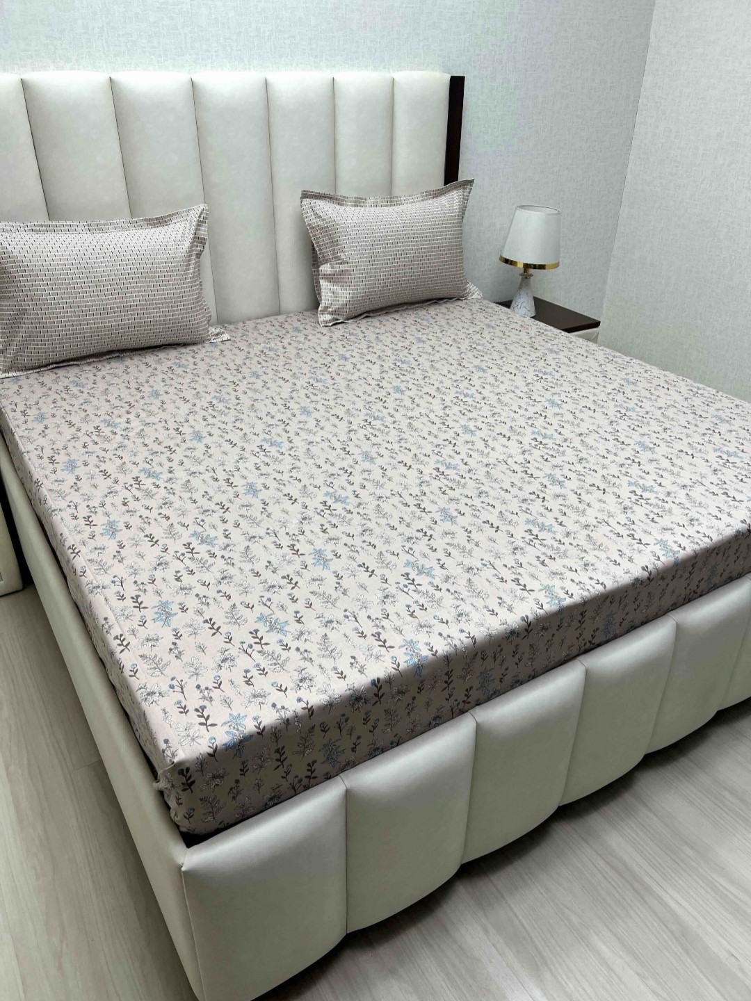 

Pure Decor Blue & Brown Floral Printed 400 TC Cotton King Bedsheet Set 2.74 m x 2.74 m