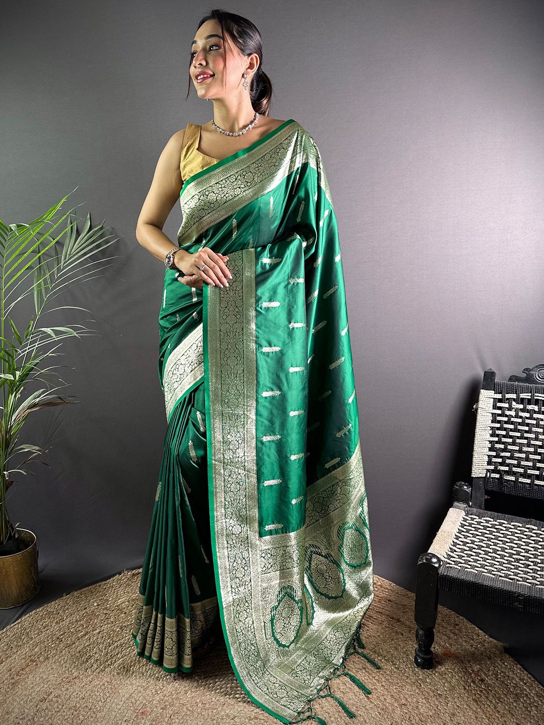 

DIVASTRI Woven Design Zari Silk Blend Banarasi Saree, Green