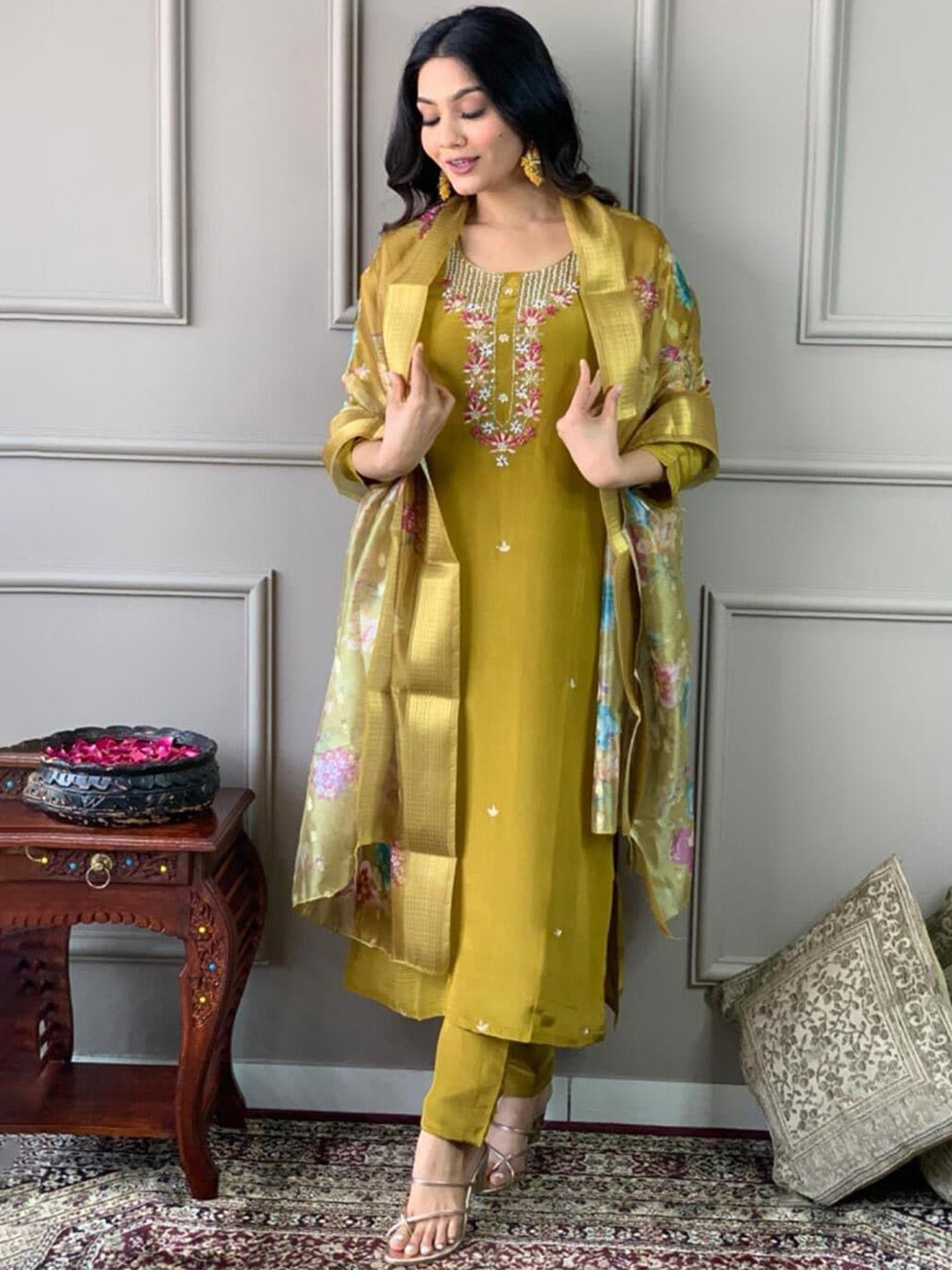

VIRENDRA TEXTILES Women Floral Embroidered Regular Pure Cotton Kurta with Trousers & With Dupatta, Yellow