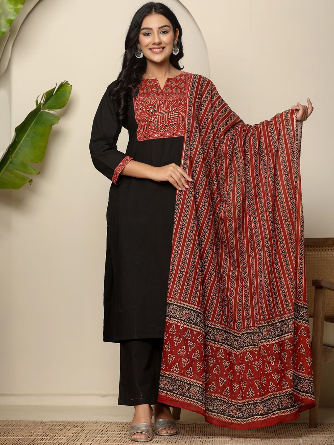 

Do Dhaage Women Regular Mirror Work Pure Cotton Kurta with Trousers & With Dupatta, Black