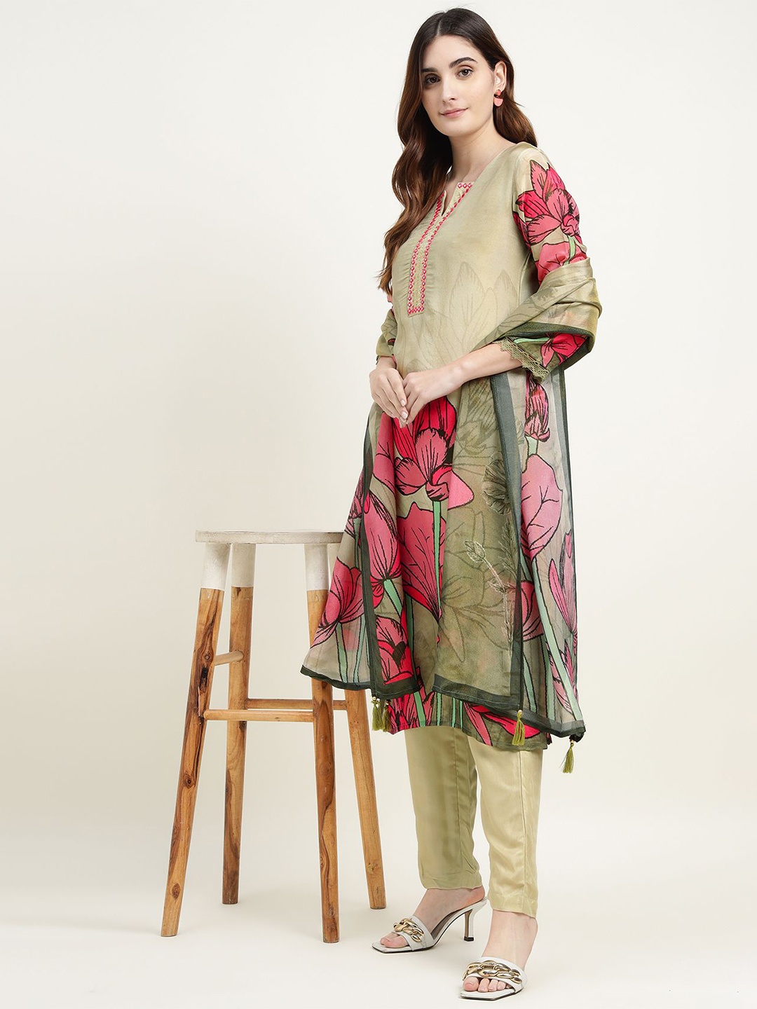 

ZARI Women Floral Printed Regular Kurta with Trousers & With Dupatta, Green