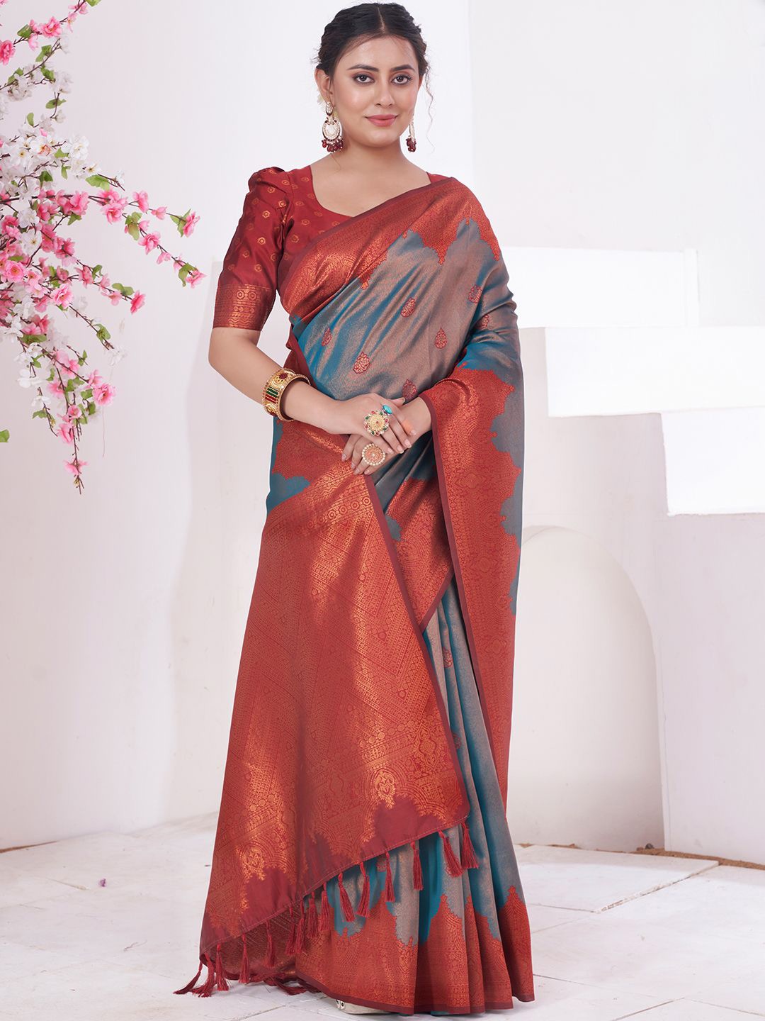 

DIVASTRI Woven Design Zari Silk Blend Kanjeevaram Saree, Teal
