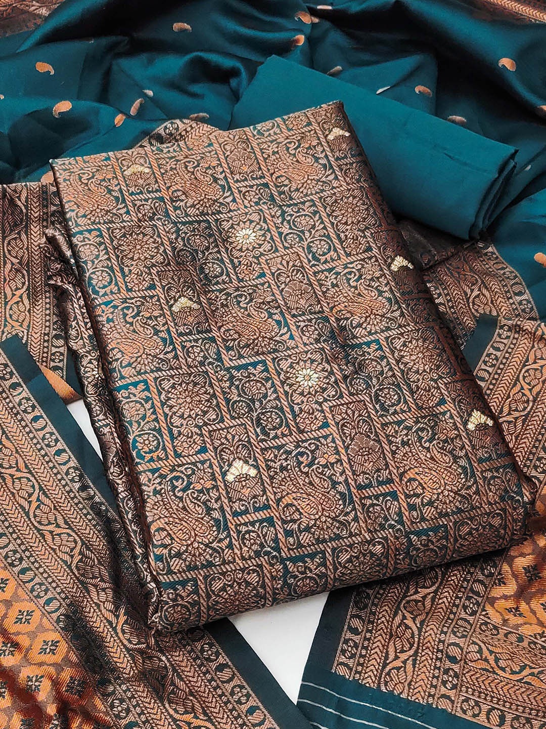 

SAINOOR Unstitched Dress Material, Teal
