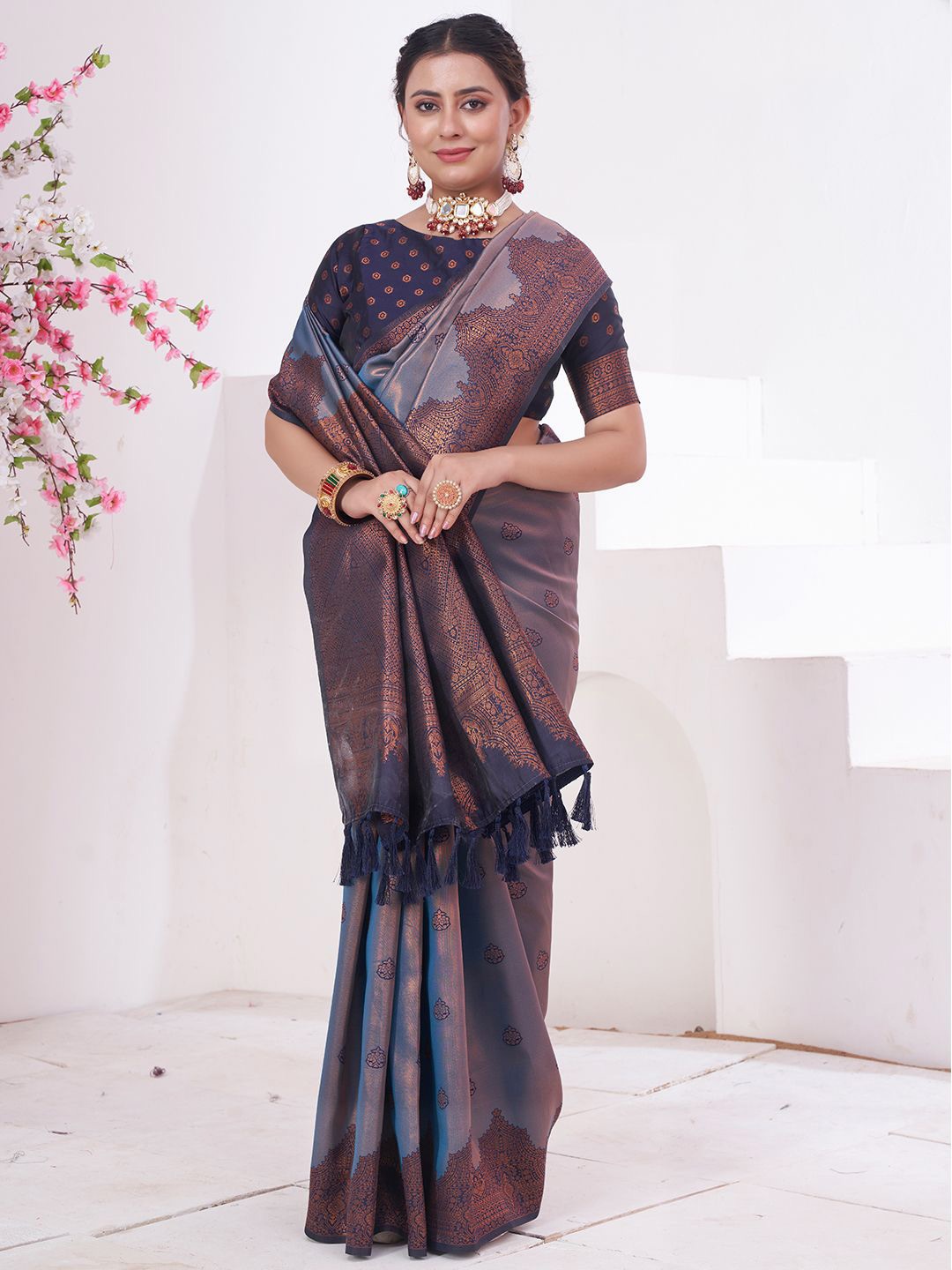 

DIVASTRI Woven Design Zari Silk Blend Kanjeevaram Saree, Blue