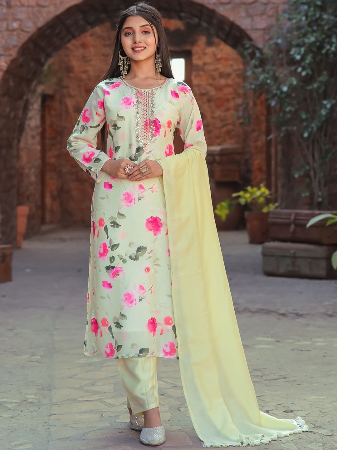 

DIVASTRI Floral Printed Gotta Patti Straight Kurta With Trousers & Dupatta, Off white