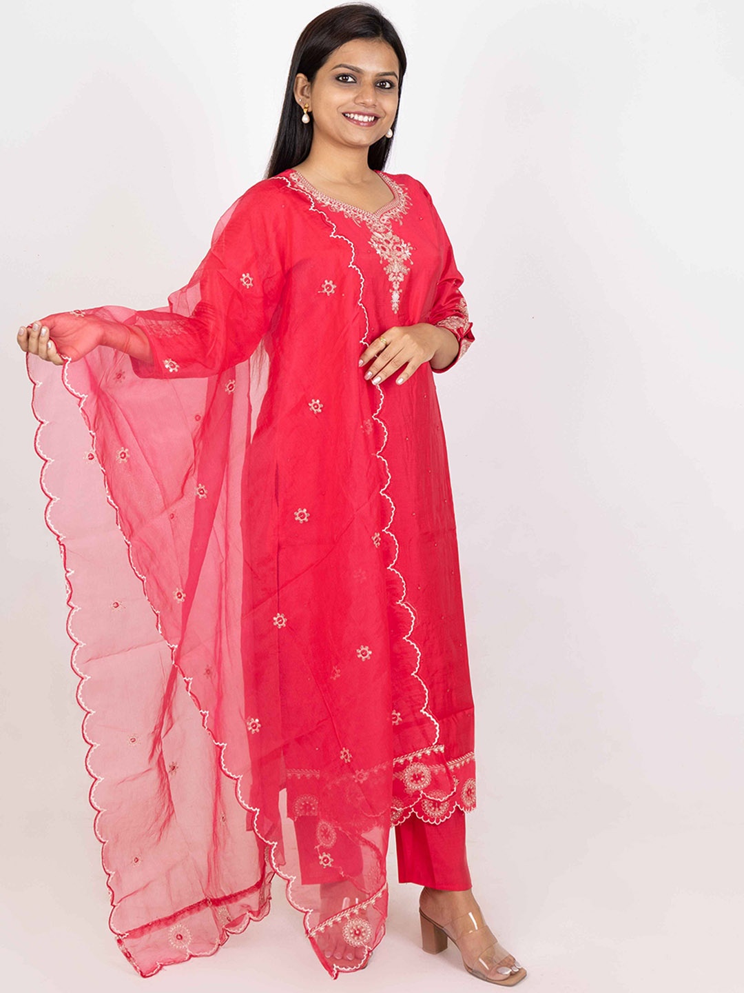 

The Kalakriti House Women Ethnic Motifs Embroidered Regular Thread Work Pure Silk Kurta with Trousers & With, Magenta
