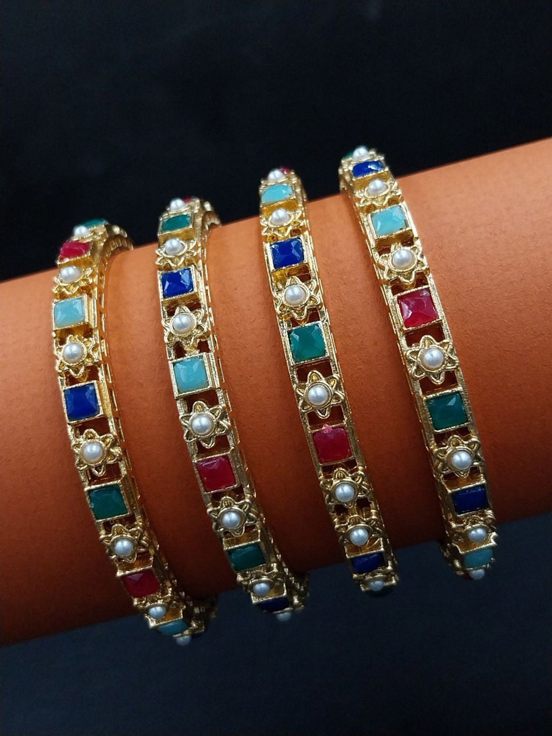 

AARNAA Set Of 4 Gold-Plated Kundan Studded Bangles