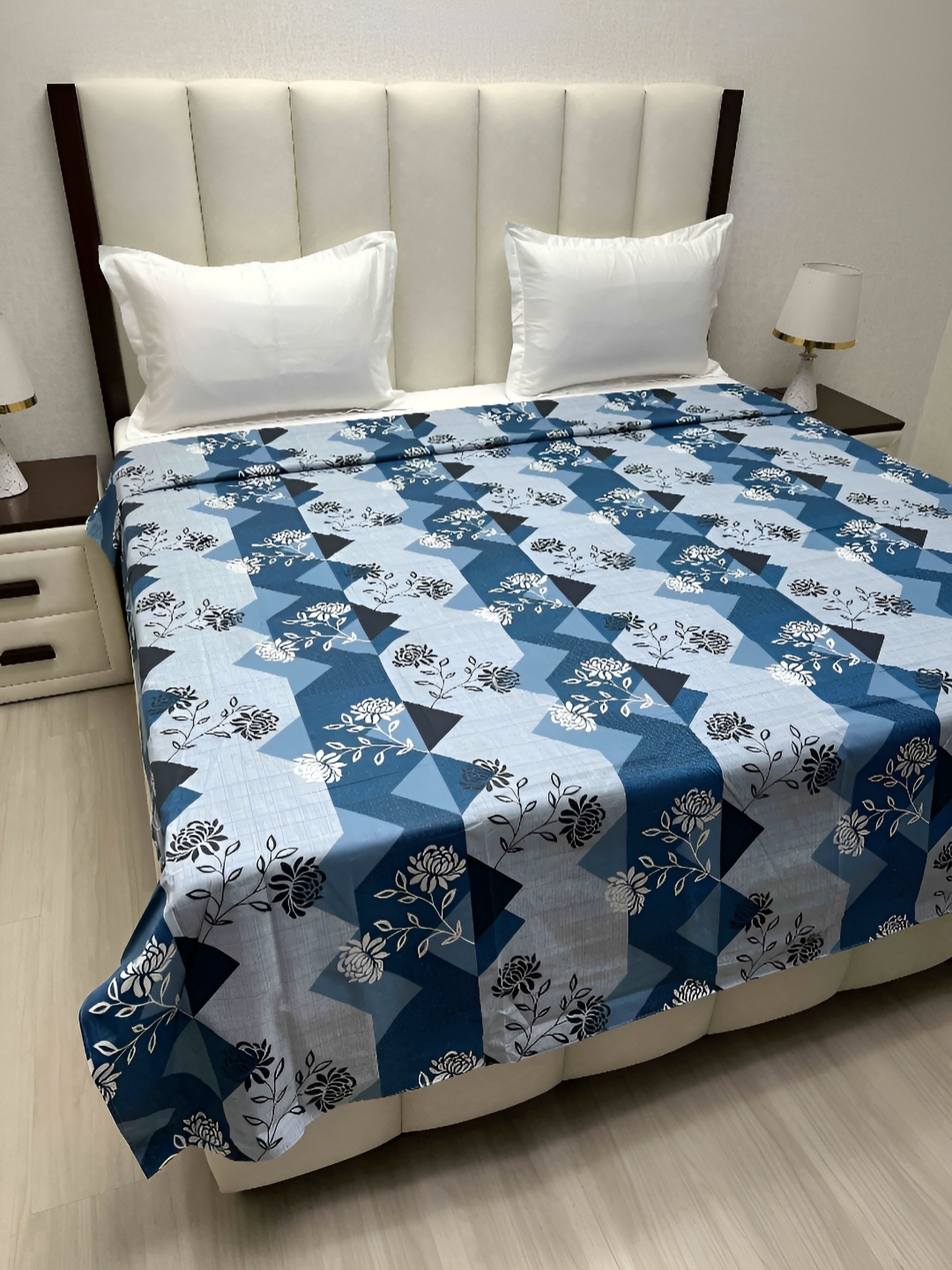 

Pure Decor Blue & White Printed Pure Cotton 260 TC King Size 2.2 m x 2.4 m