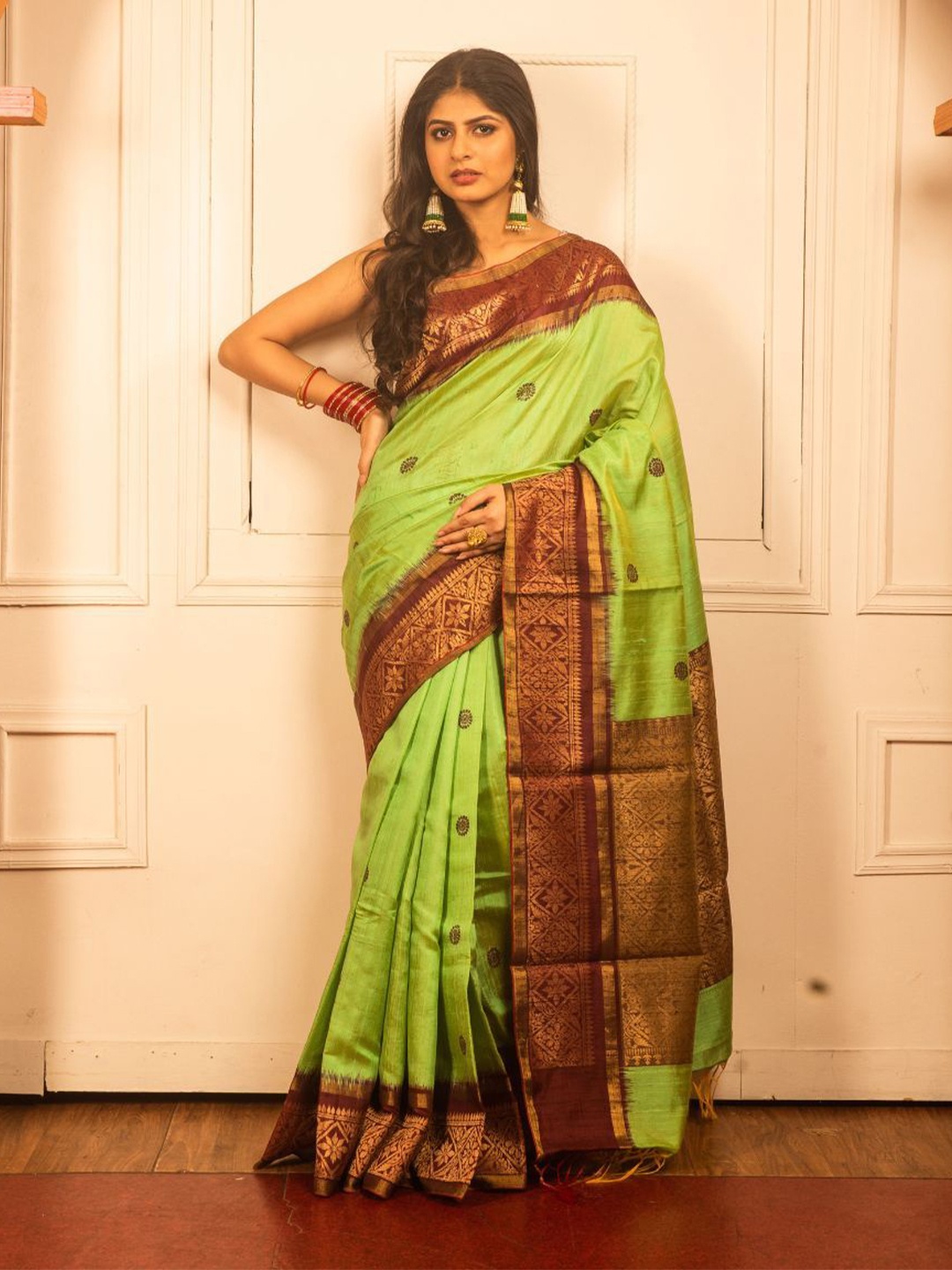 

8POURE Woven Design Zari Pure Silk Saree, Green