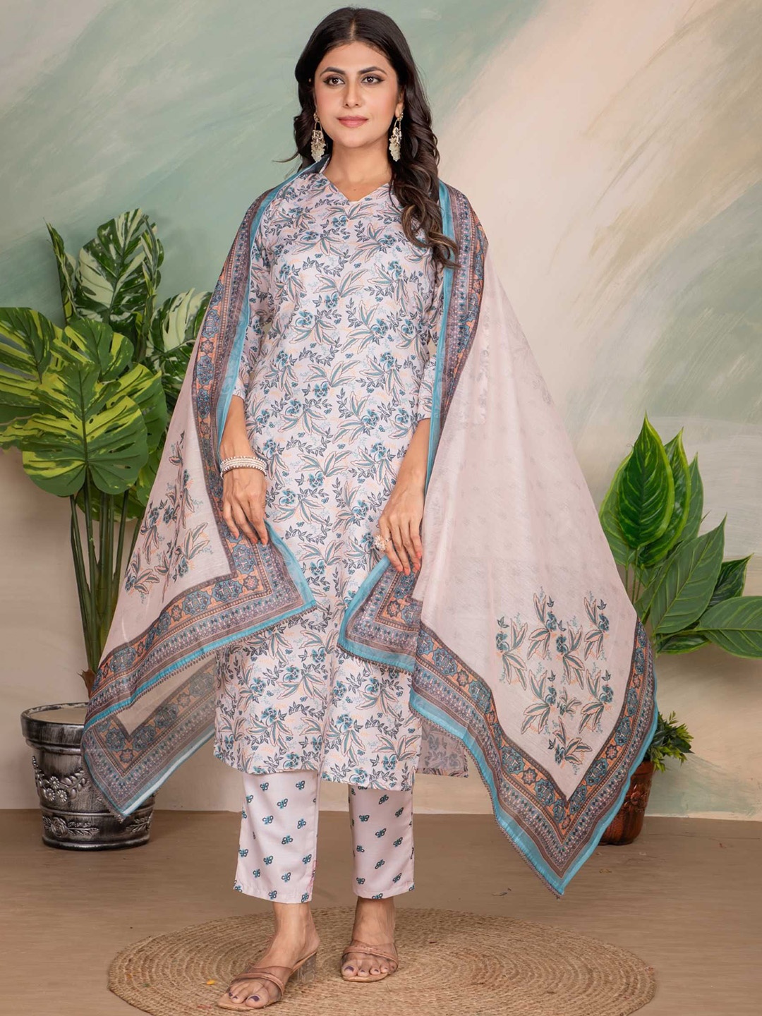 

DIVASTRI Floral Printed V Neck Kurta With Trousers & Dupatta, White