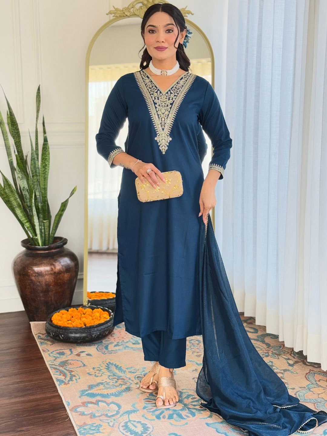 

DIVASTRI Floral Yoke Design V-Neck Sequinned Straight Kurta With Trousers & Dupatta, Teal