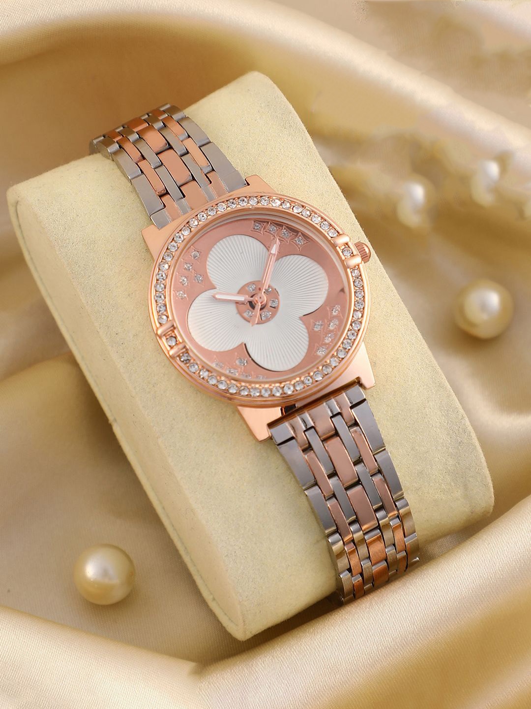 

HAUTE SAUCE by Campus Sutra Women's The Clover Round Watch SS25_HSWC1330, Peach