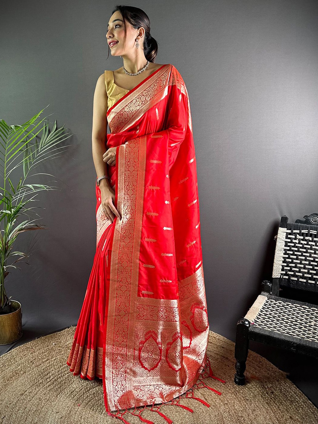 

DIVASTRI Woven Design Zari Silk Blend Banarasi Saree, Red