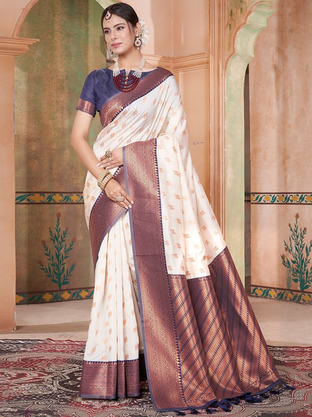 

DIVASTRI Woven Design Zari Silk Blend Kanjeevaram Saree, White