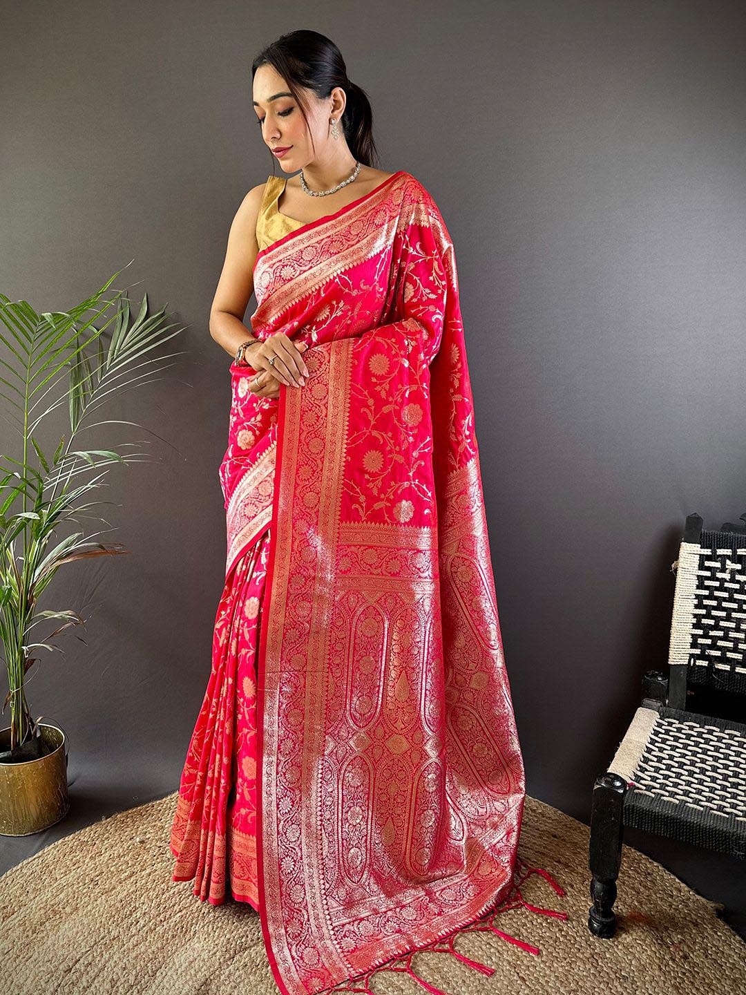 

DIVASTRI Woven Design Zari Silk Blend Banarasi Saree, Pink