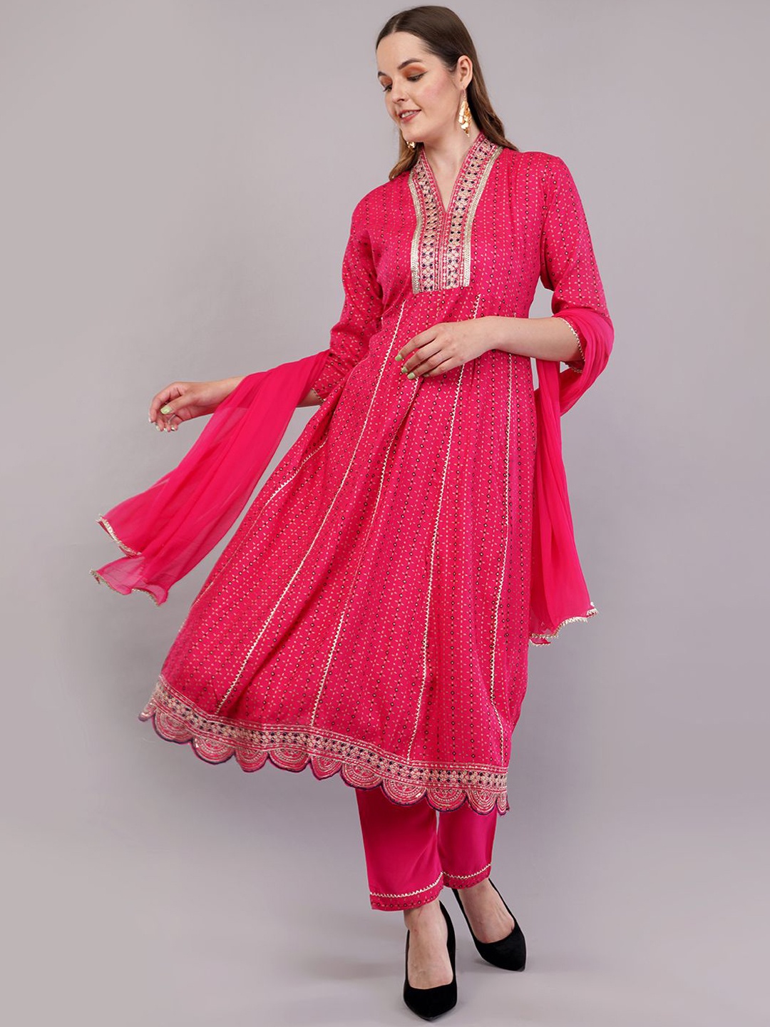 

Hunar Kala Floral Printed Panelled Thread Work Muslin Silk Kurta With Trouser & Dupatta, Pink