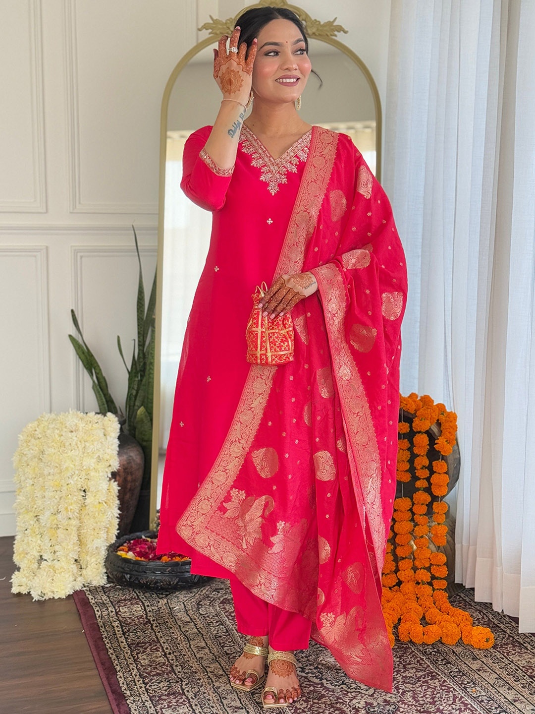

DIVASTRI Floral Embroidered V-Neck Sequinned Kurta With Trousers & Dupatta, Fuchsia