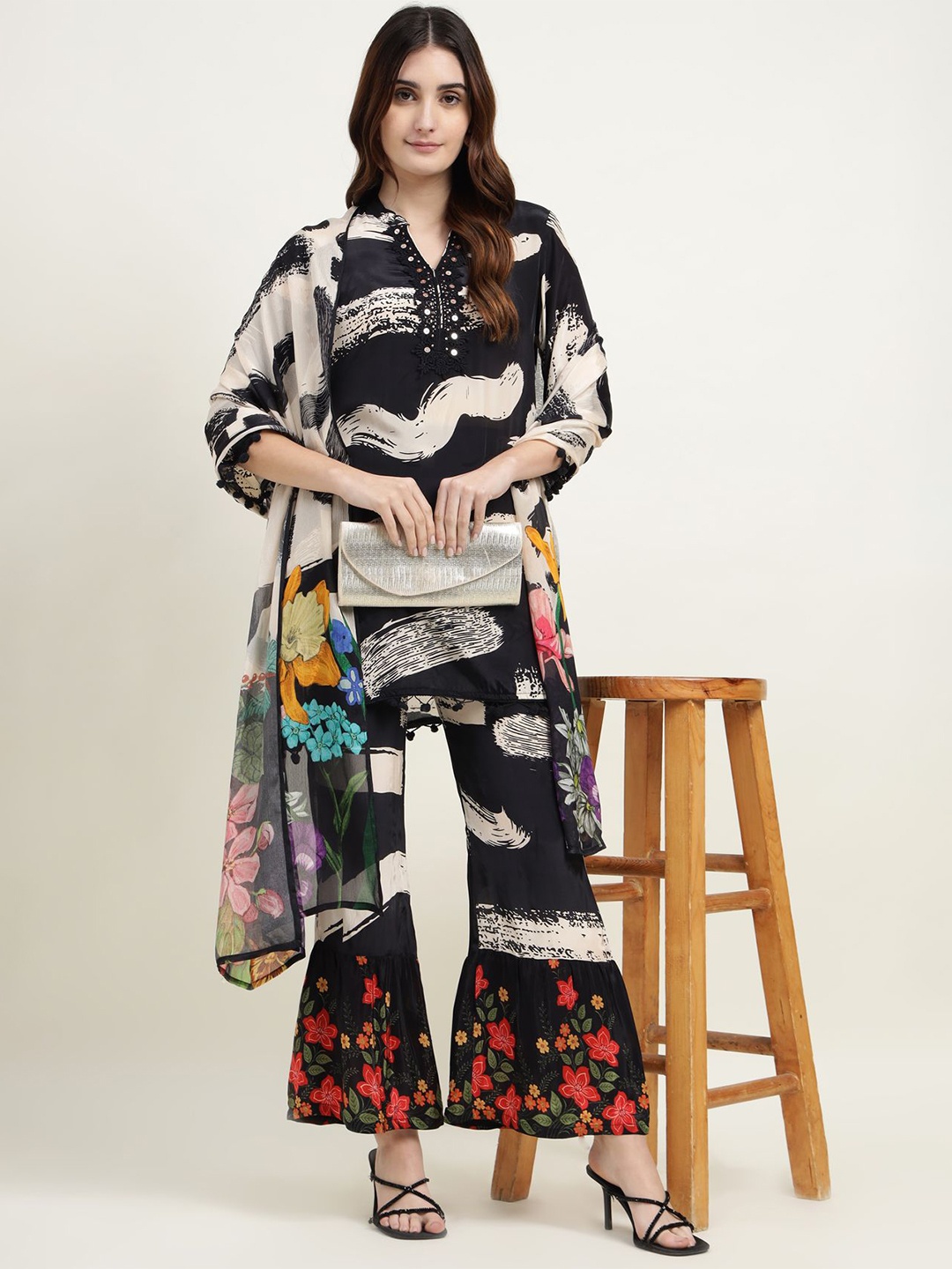 

ZARI Women Floral Printed Regular Kurti with Palazzos & With Dupatta, Black