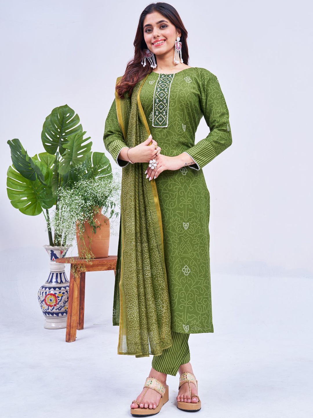 

KAYOMMI Bandhani Printed Round Neck Straight Kurta With Trousers & Dupatta, Green