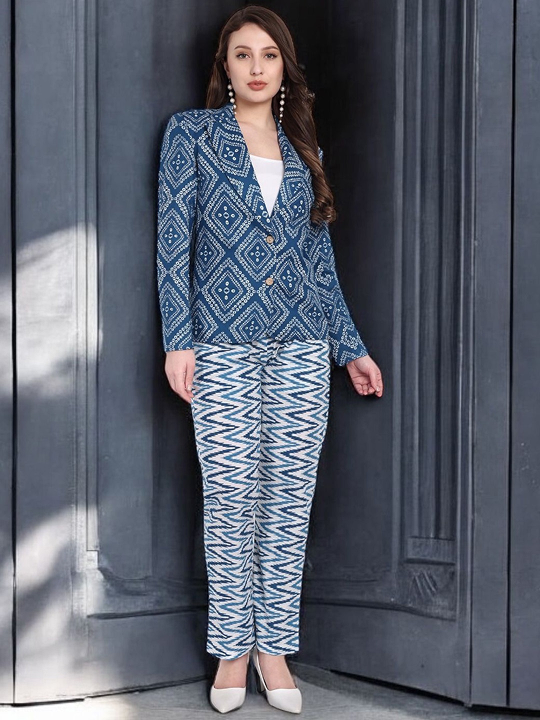 

The BANJARA TRAIL Bandhani Printed Notched Lapel Collar Cotton Single Breasted Blazer, Blue