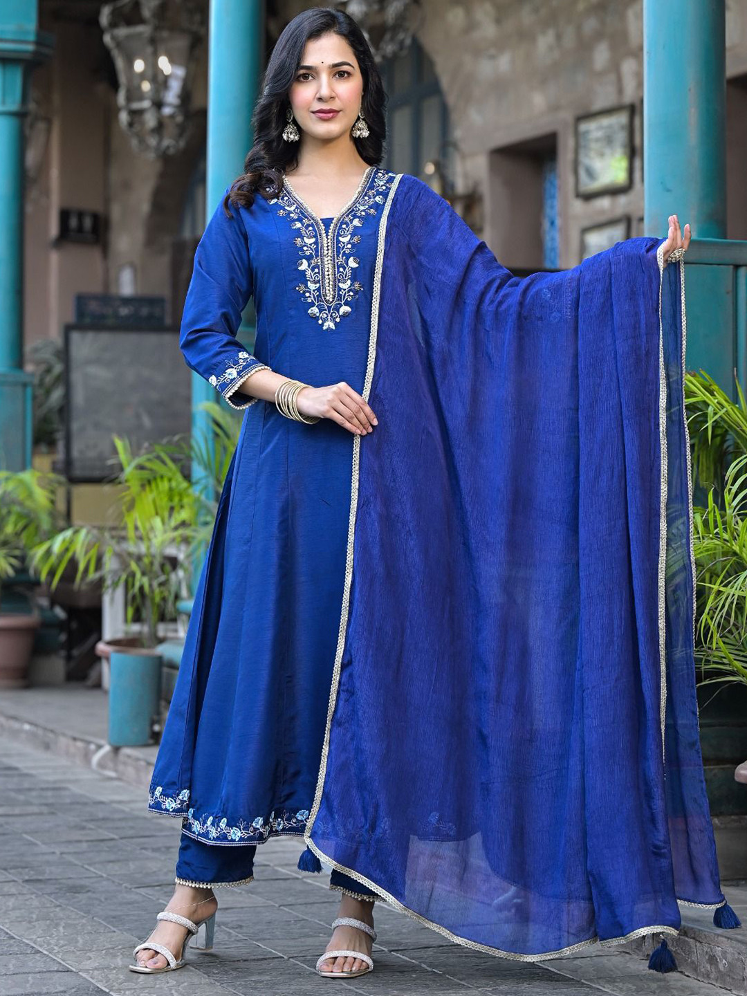 

ZARI Women Floral Embroidered Regular Thread Work Kurta with Trousers & With Dupatta, Blue