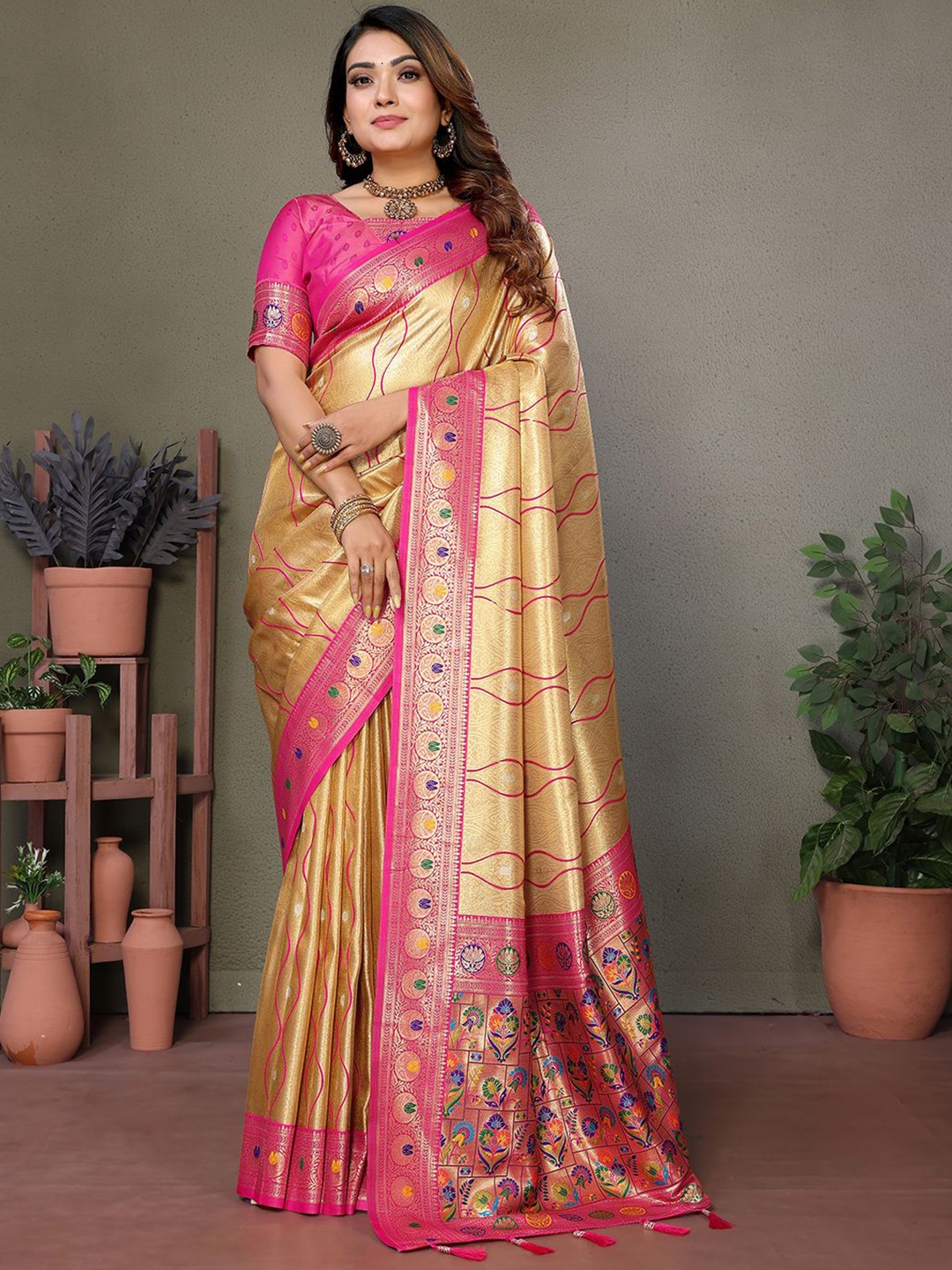 

DIVASTRI Zari Silk Blend Banarasi Saree, Beige