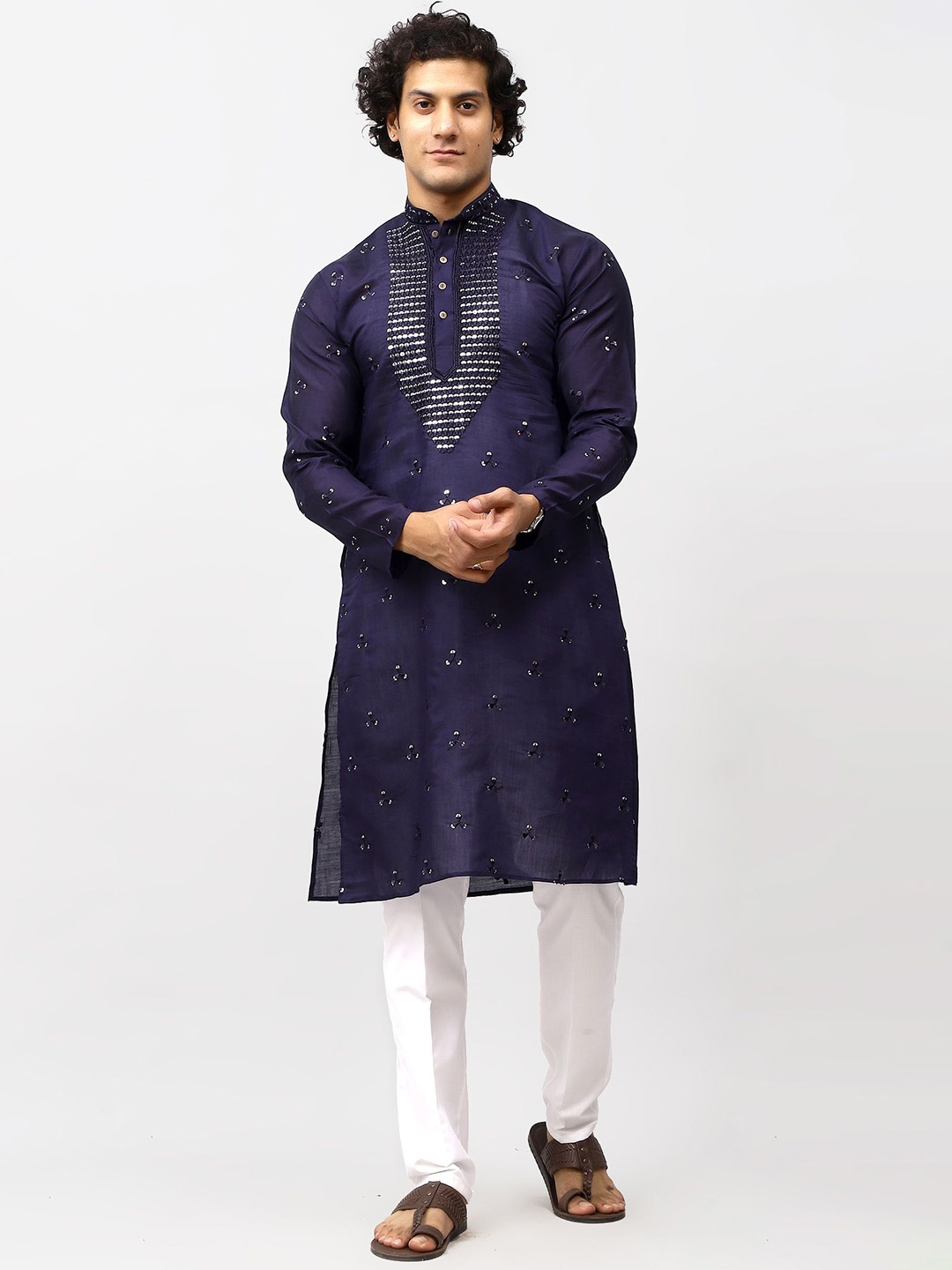 

BLUESAANCHI Floral Embroidered Mandarin Collar Sequinned Straight Kurta With Trouser, Navy blue