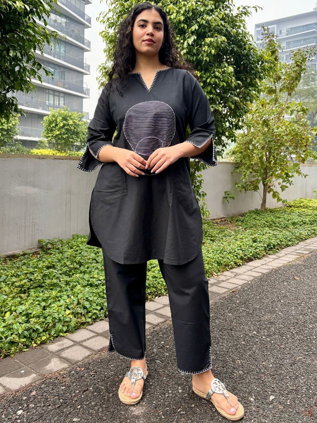 

Minimul Lakeer Geometric Embroidered Thread Work Linen Kurta With Trousers, Black