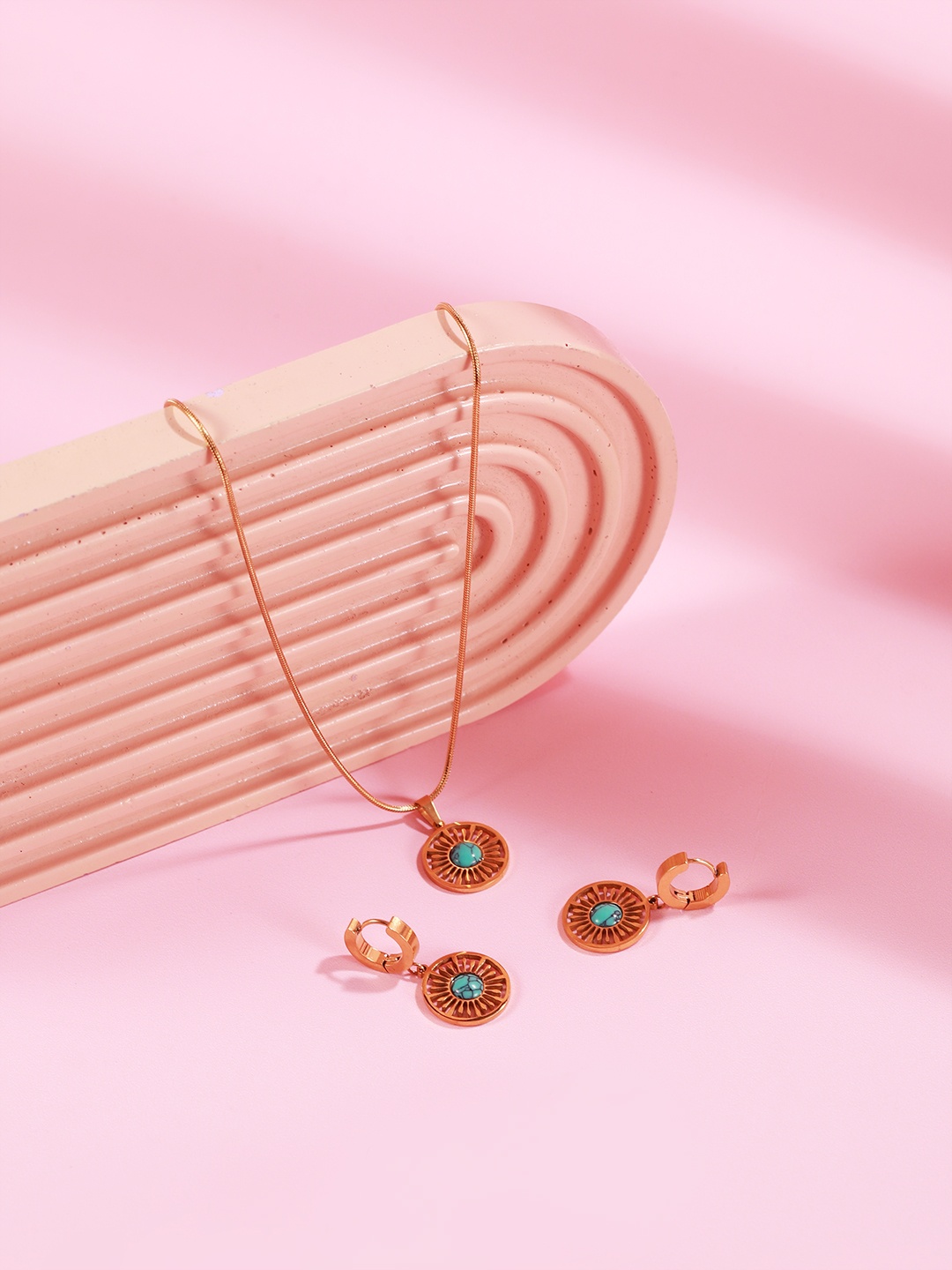 

DressBerry Stone studed Circular Shaped Jewellery Set, Gold