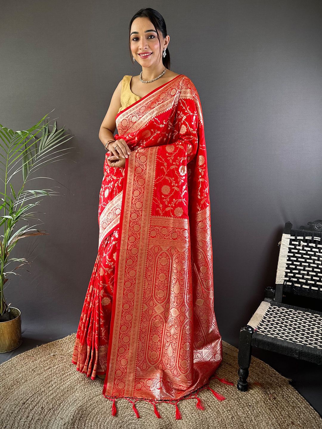 

DIVASTRI Woven Design Zari Silk Blend Banarasi Saree, Red