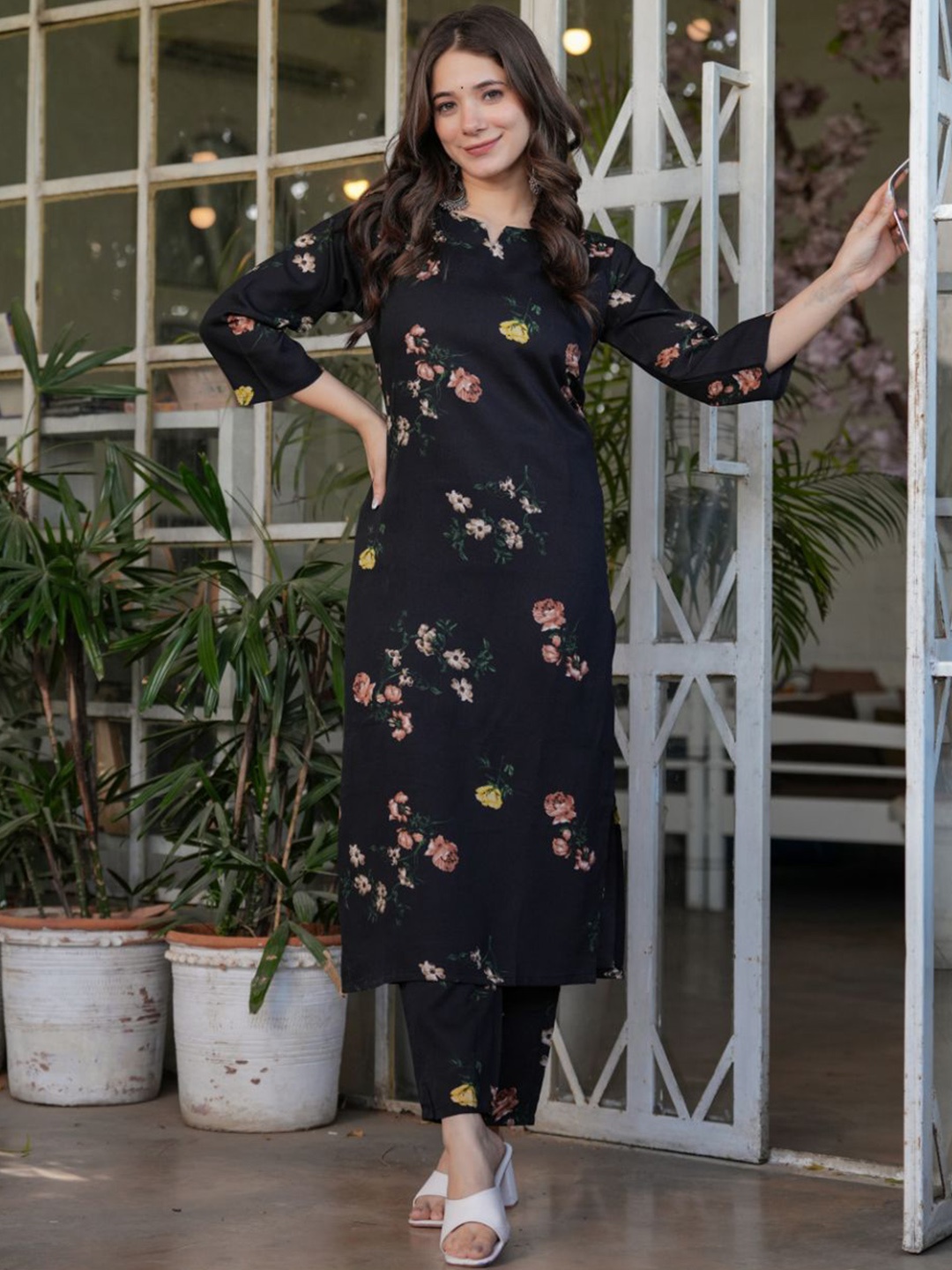 

DIVASTRI Floral Printed Notch Neck Kurta With Trousers & Dupatta, Black