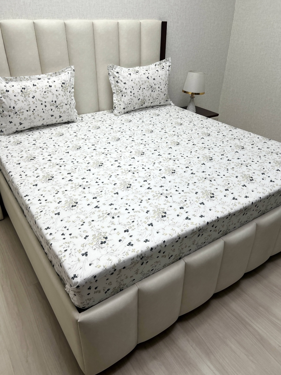 

Pure Decor White Mansion Printed Pure Cotton 380 TC King Bedsheet Set 2.74 m x 2.74 m