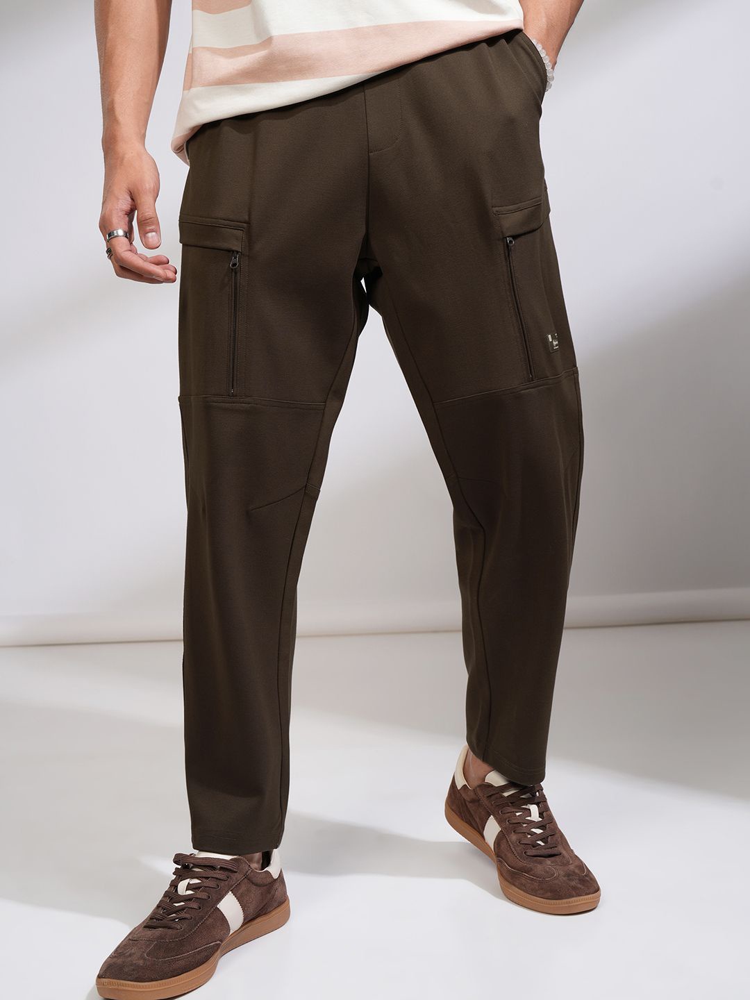 

HIGHLANDER Men Baggy Tape Fit Cut Sew Knitted Trouser, Brown