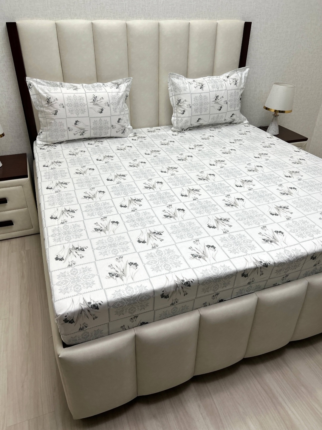 

Pure Decor White Mansion Printed Pure Cotton 380 TC King Bedsheet Set 2.74 m x 2.74 m