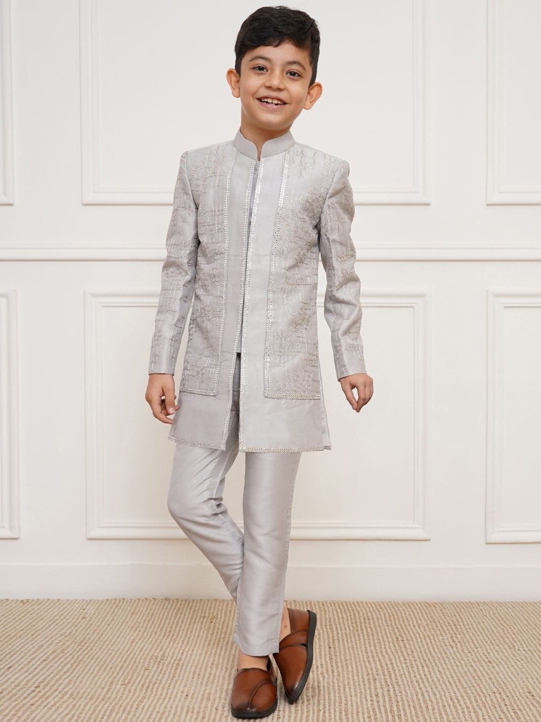 

Vastramay Boys Slim Fit Embroidered Sherwani Set, Silver