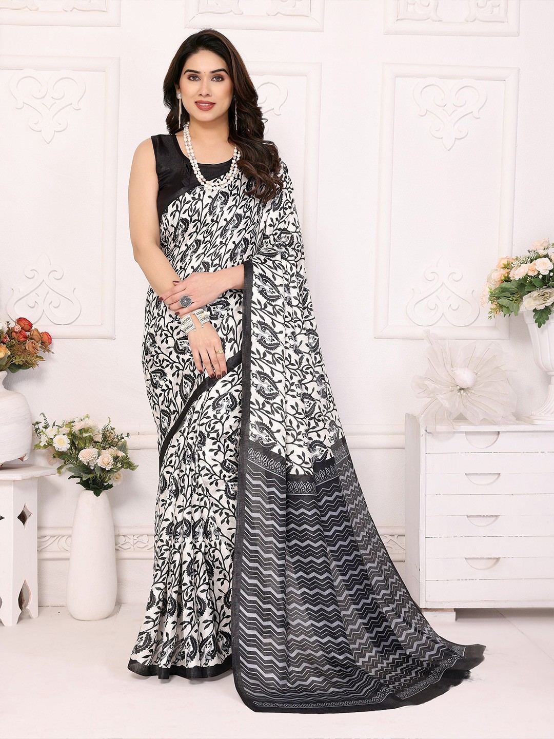 

Moda Rapido Embellished Art Silk Saree, Black