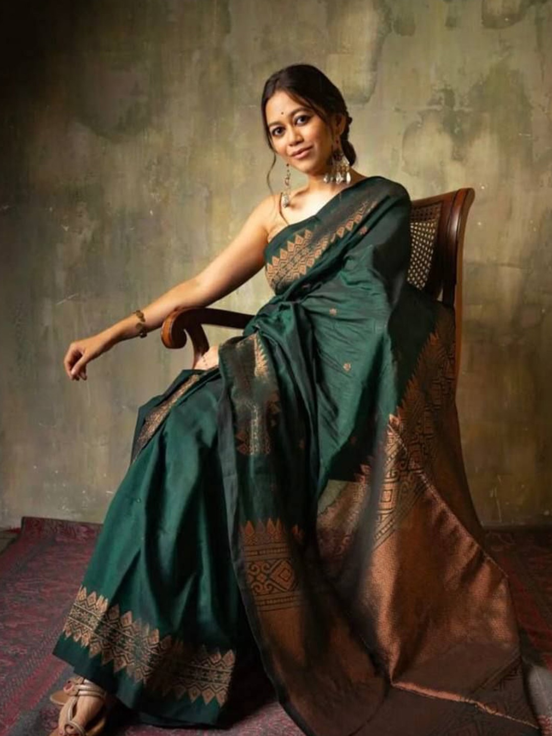 

ZIBLON Woven Design Zari Silk Blend Kanjeevaram Saree, Green