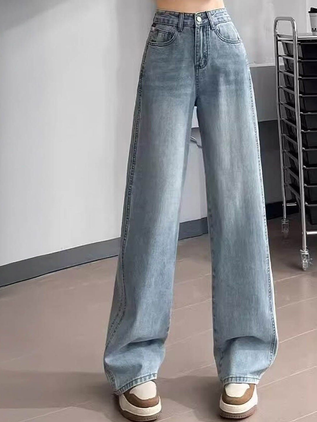 

StyleCast Women Slash Knee Light Fade Jeans, Blue
