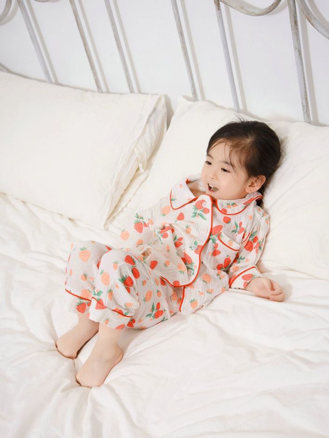 

LULU & SKY Girls Printed Night suit, White