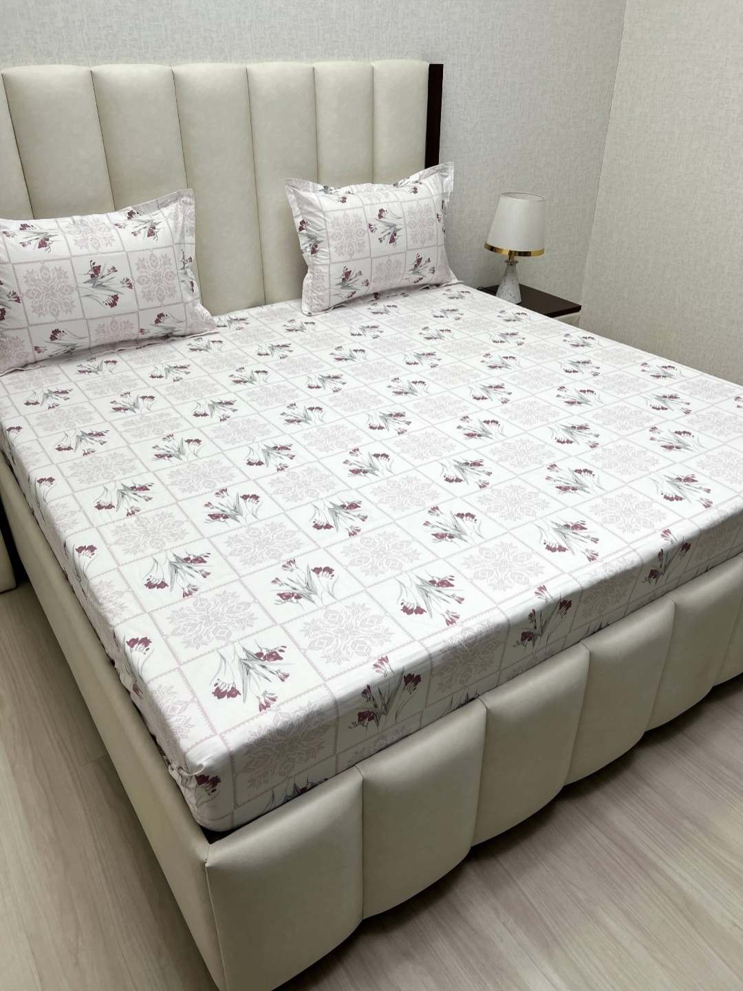 

Pure Decor Mansion Brown Printed Pure Cotton 500 TC King Bedsheet Set - 2.74 m x 2.74 m, White