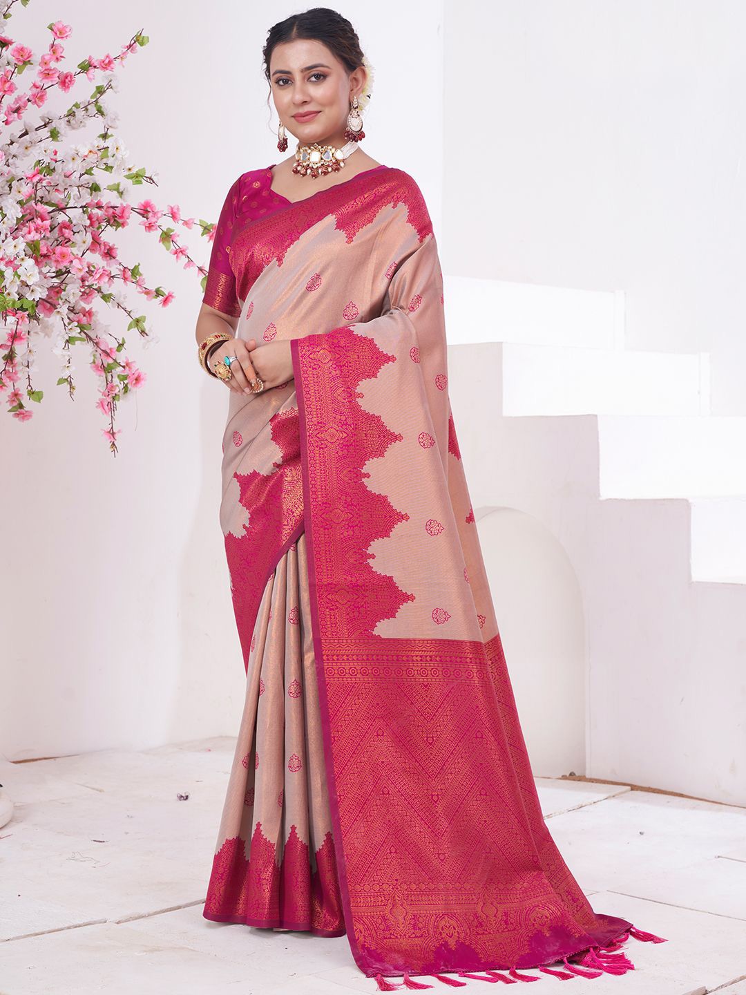 

DIVASTRI Woven Design Zari Silk Blend Kanjeevaram Saree, Beige