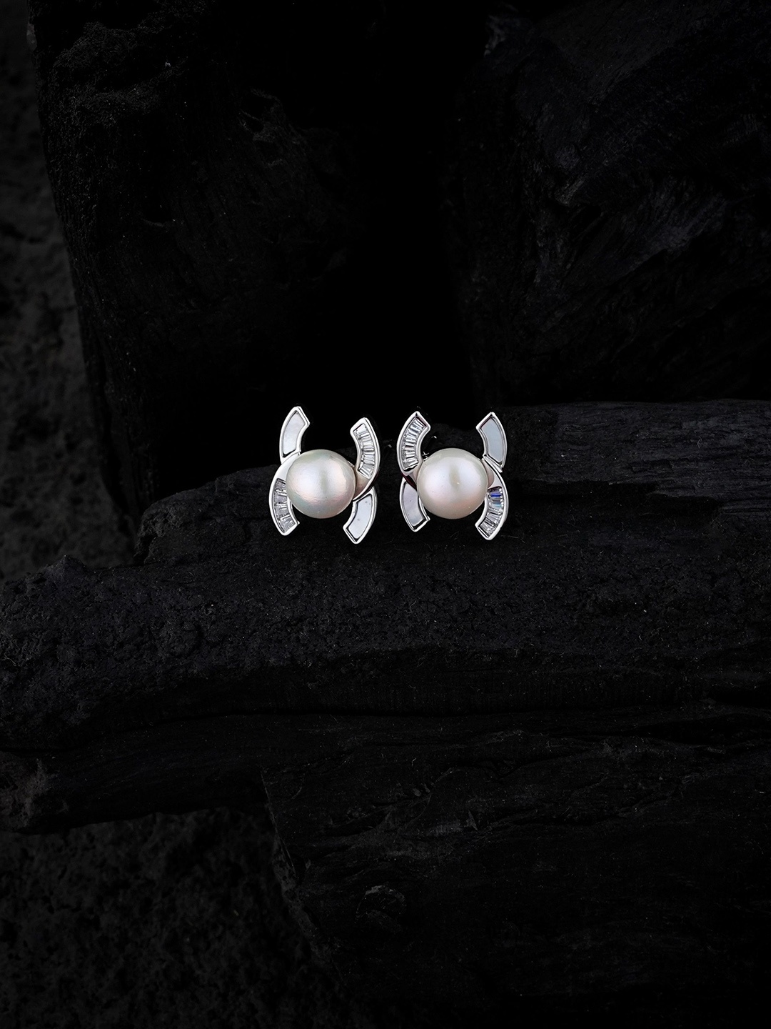

TOTAPARI Silver-Plated Pearls Contemporary Studs, White
