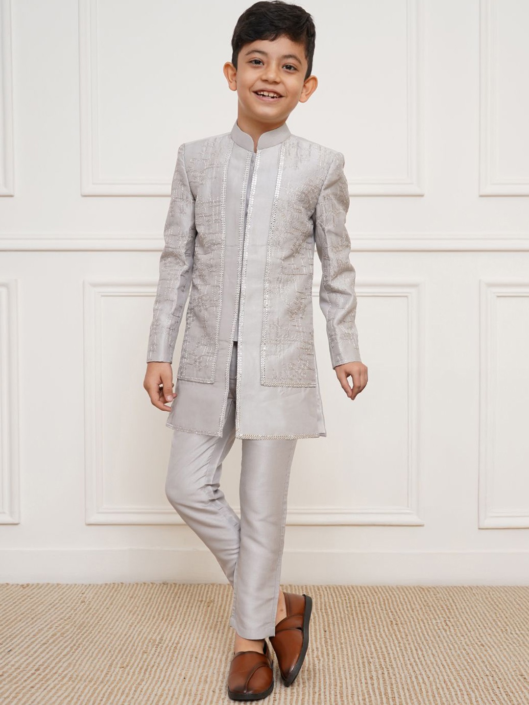 

Vastramay Boys Slim Fit Embroidered Sherwani Set, Silver