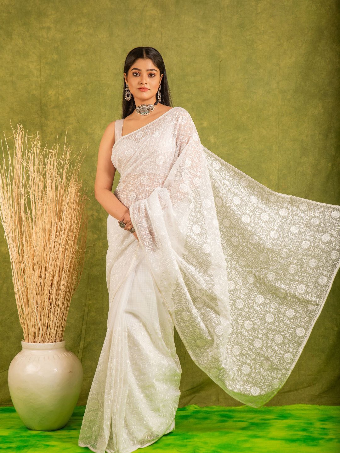 

8POURE Floral Embroidered Pure Cotton Kota Saree, White
