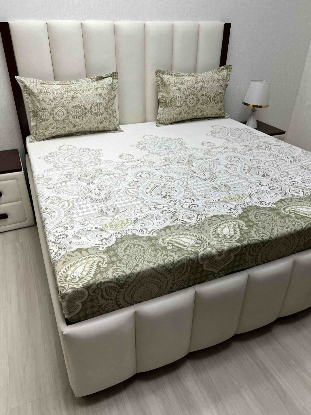 

Pure Decor lifestyle Green And White Printed Cotton 260 TC King Bedsheet Set 2.74m X 2.74m