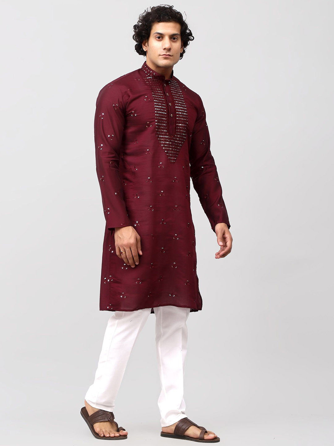

BLUESAANCHI Floral Embroidered Mandarin Collar Sequinned Straight Kurta With Trousers, Maroon