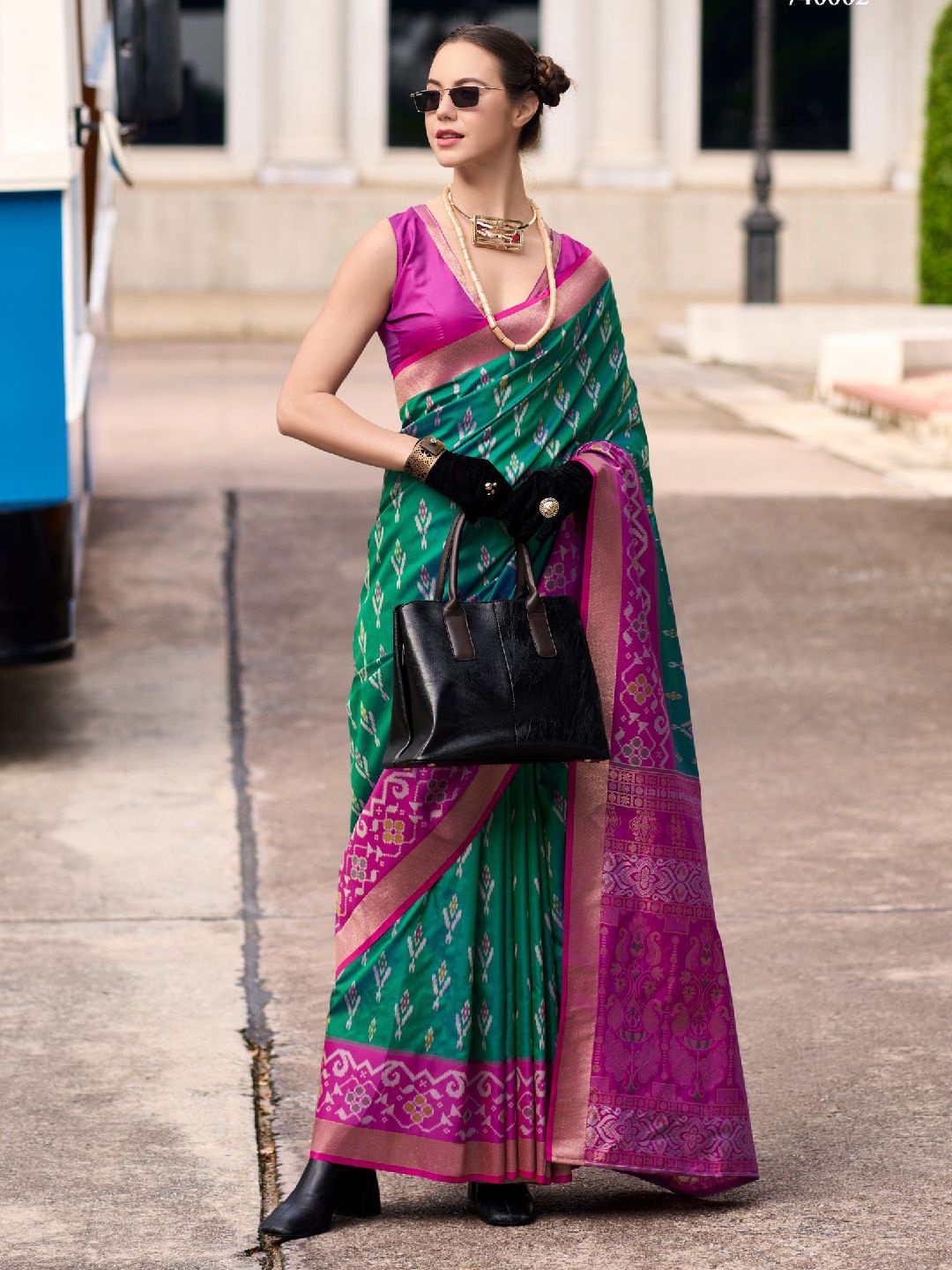 

DIVASTRI Floral Zari Silk Blend Saree, Green