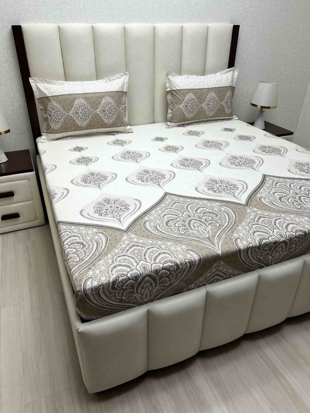 

Pure Decor Lifestyle Brown & White Printed Cotton 260 TC King Bedsheet Set 2.74 m x 2.74 m