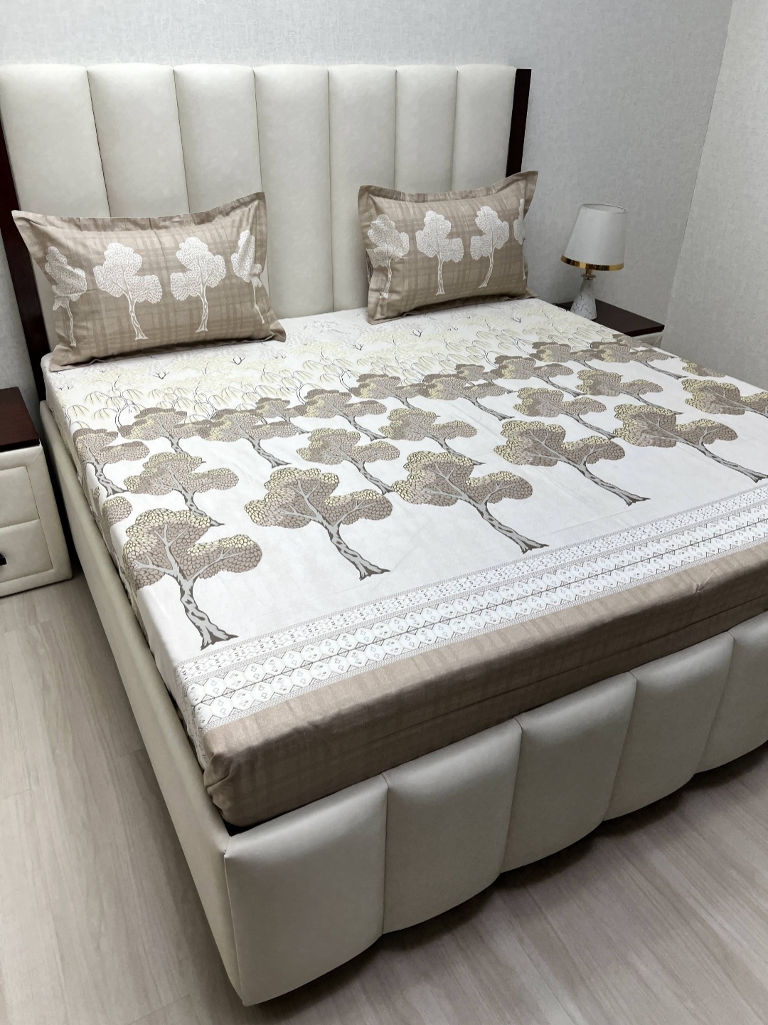 

Pure Decor Lifestyle Brown & White Printed 330 TC Cotton King Bedsheet Set 2.74 m x 2.74 m
