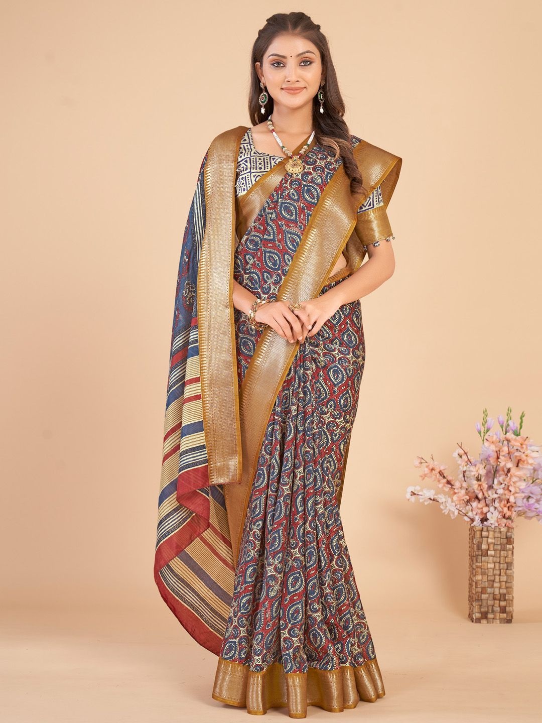 

Mitera Zari Silk Blend Sungudi Saree, Brown